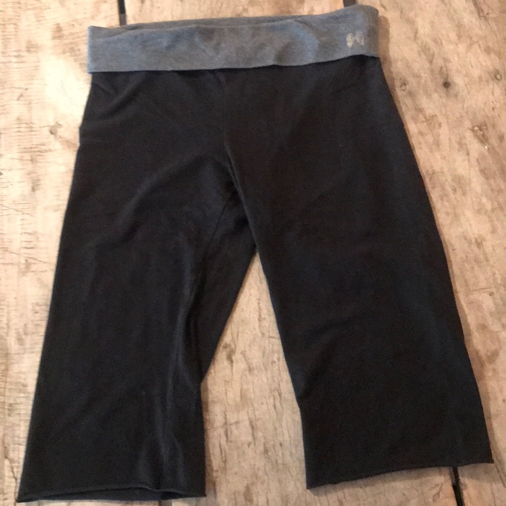Victoria’s Secret yoga pants (cropped)